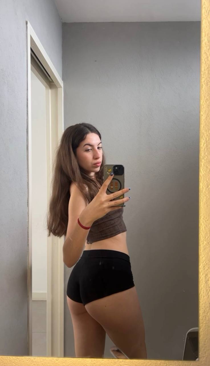 Amber in her underwear in Cochin