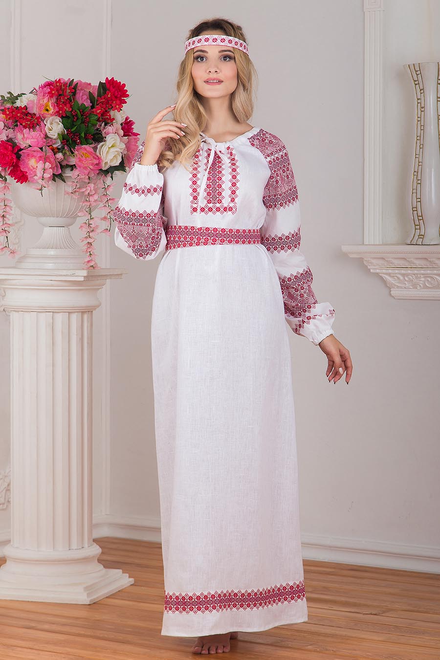 Women in Slavic costumes in Cochin