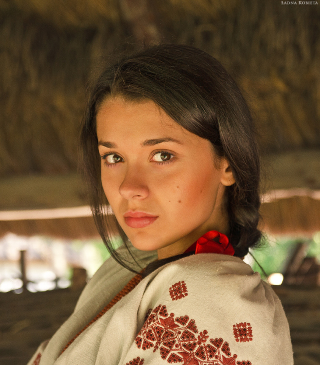Girls in Slavic costumes in Cochin