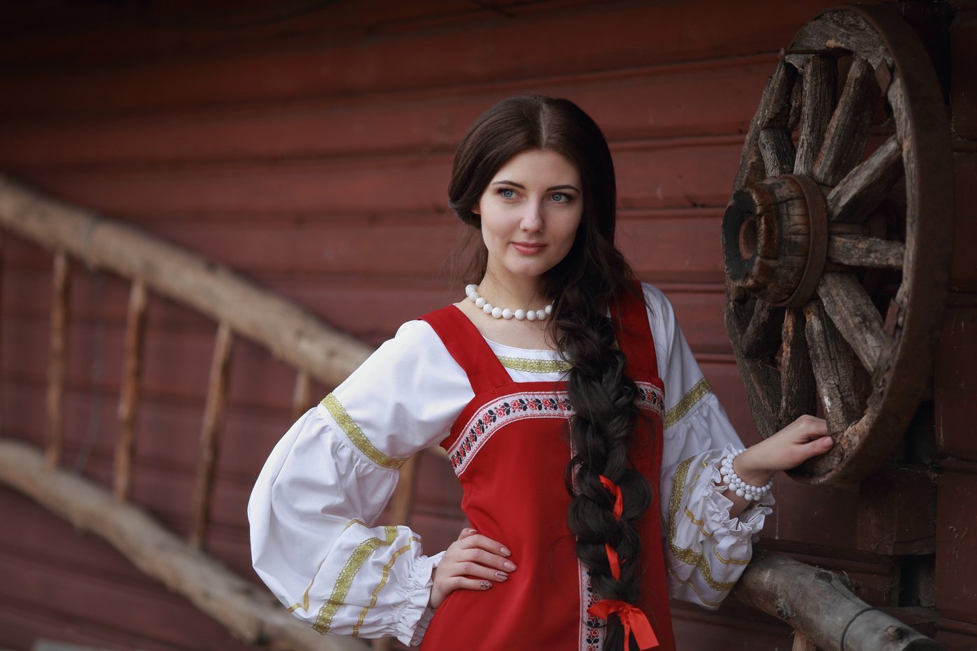 Girls in Slavic costumes in Cochin